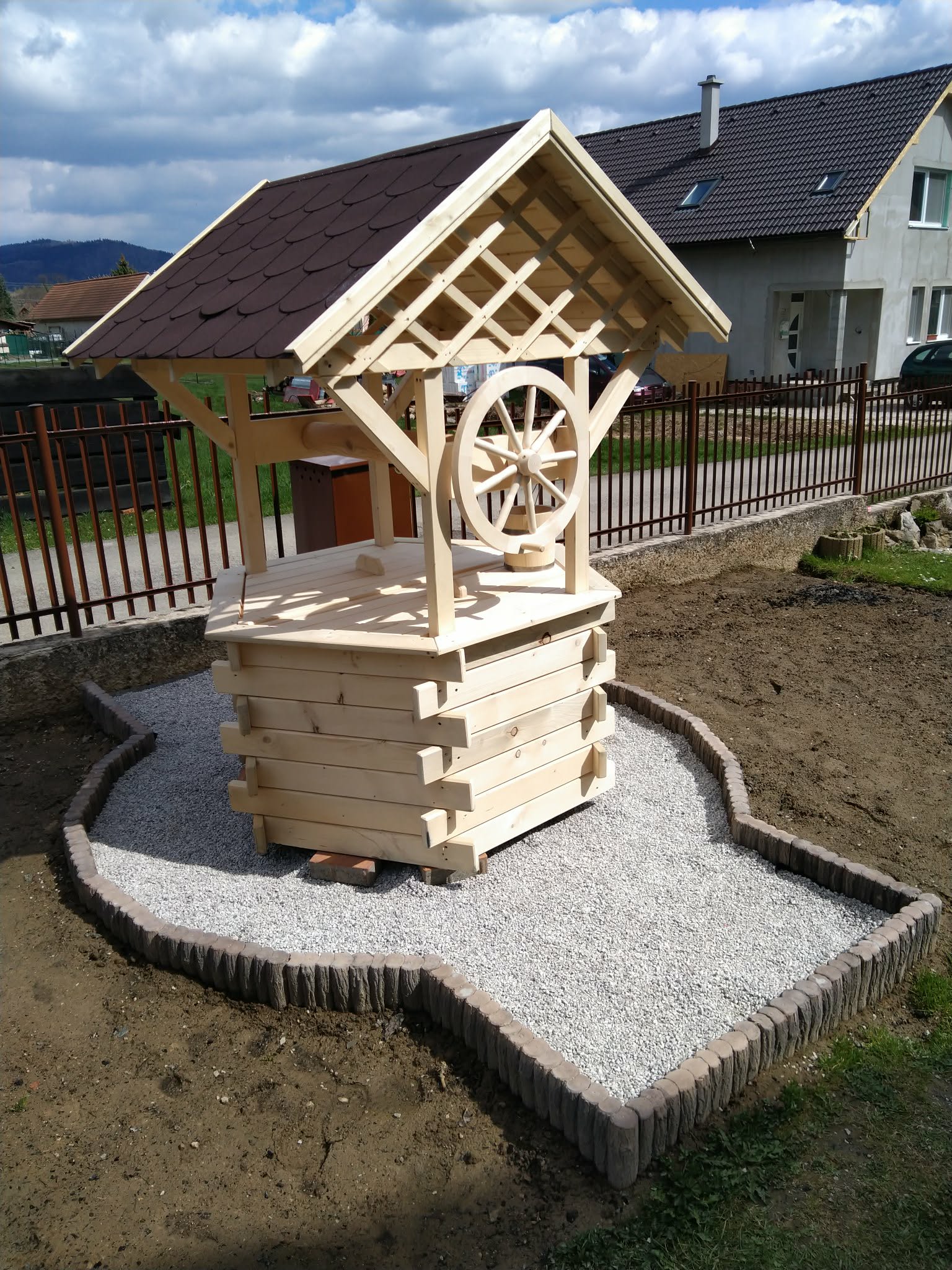 Dekoračná studňa do záhrady